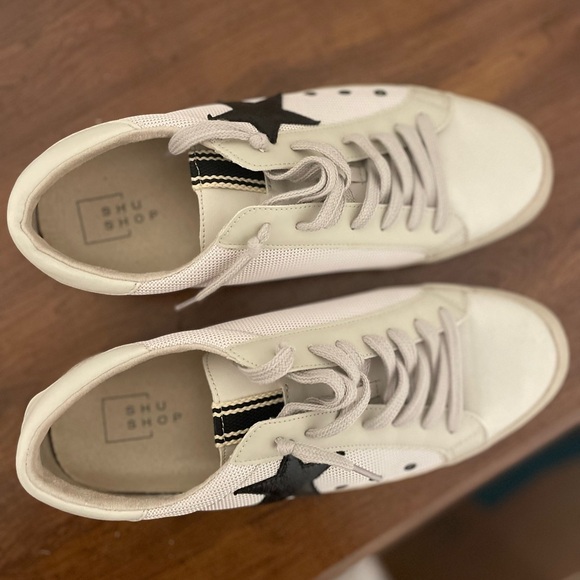 Like New.  Shoe shop size 10 - Picture 2 of 3